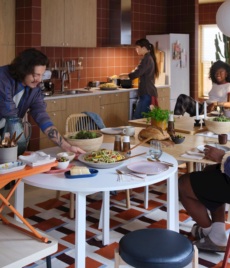 IKEA-vihals beyaz yuvarlak mutfak masasi