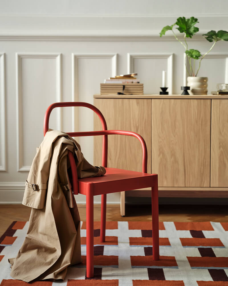 IKEA-stockholm 2025 kirmizi ahsap sandalye 01