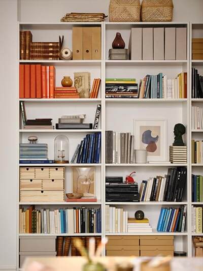 IKEA-sath oturma odasi kitapliklar