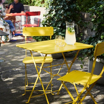 IKEA-sundso parlak sari katlanabilir masa ve sandalye seti