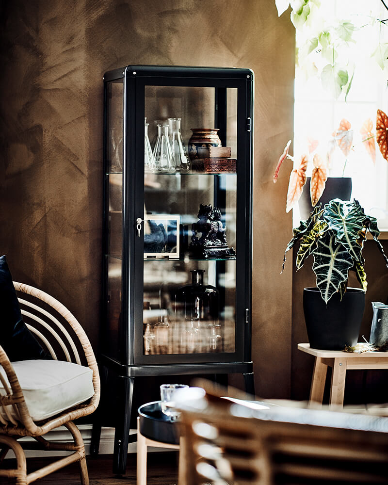 IKEA-fabrikor koyu gri cam vitrin 01