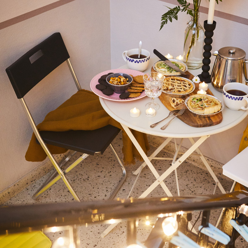 IKEA-gunde siyah katlanir sandalye