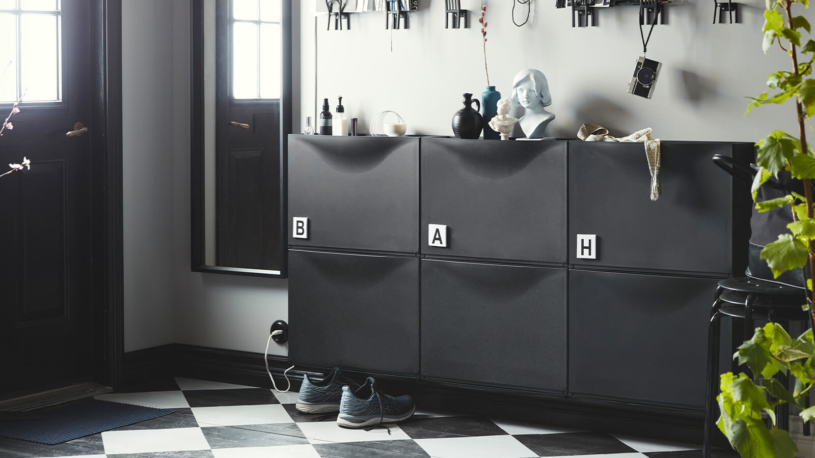 IKEA-trones siyah ayakkabi dolabi 01