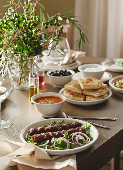 IKEA-daggaster noktali acik bej yemek takimi