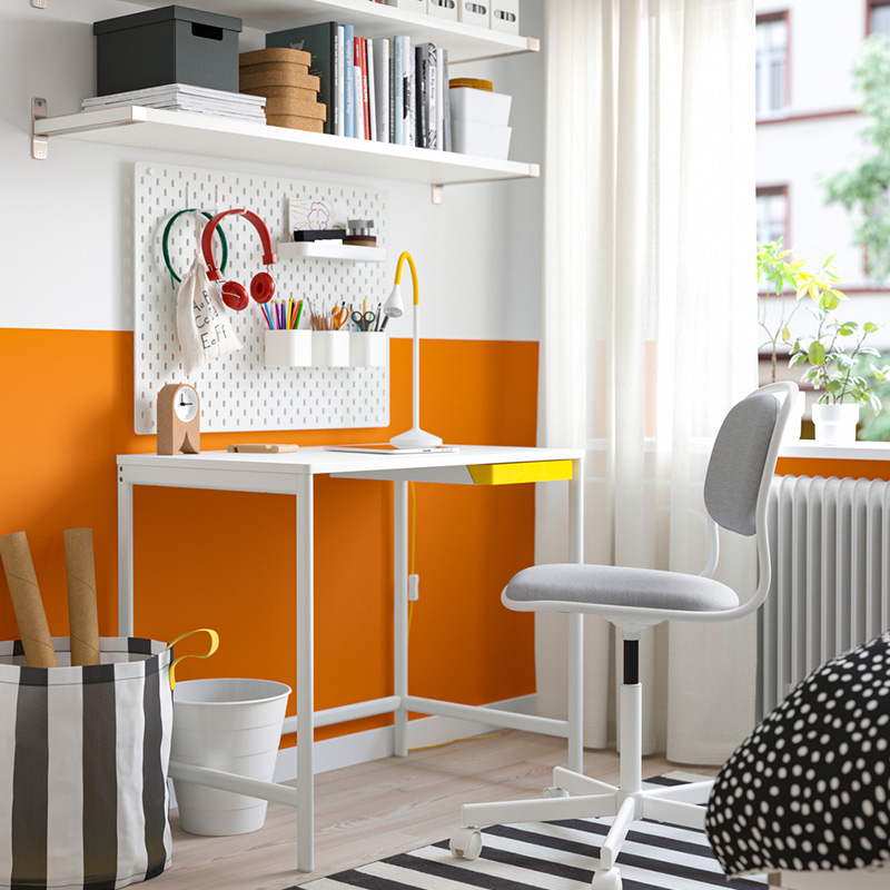 IKEA-enkroken calisma masasi