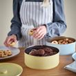 IKEA - BETTHAJ, gıda saklama kutusu, uçuk sarı-soluk mavi, 2,5 lt