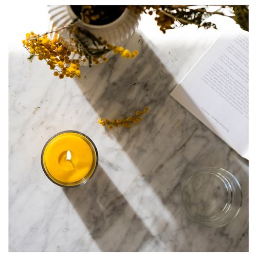 IKEA - SVARTOXBAR, bardakta kokulu mum, sarı, 25 saat