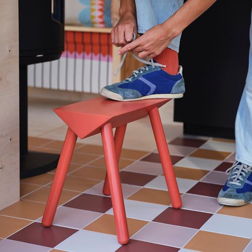 IKEA - OMMJANGE, ahşap tabure, turuncu-kırmızı